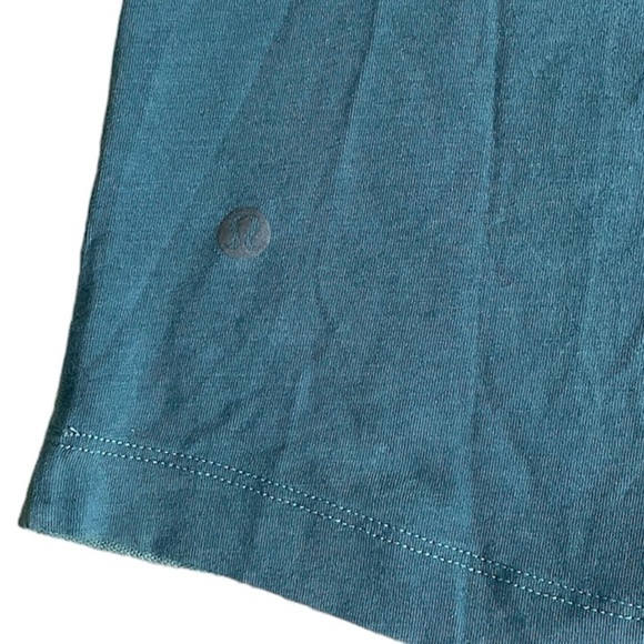 Men’s Lululemon long sleeved t-shirt with pocket. Two tone teal. Measures S. - Picture 3 of 7